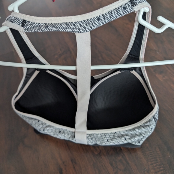 Victoria's Secret Sports Bra (High Impact)- 34DDD - Picture 3 of 4